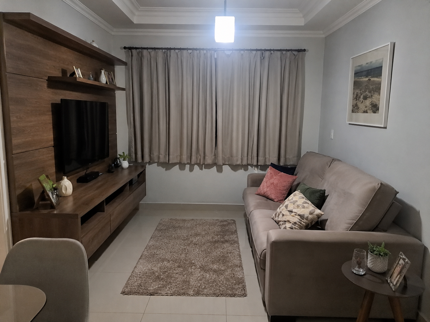 Sala antes — ambiente sobrecarregado, com excesso visual e iluminação pesada